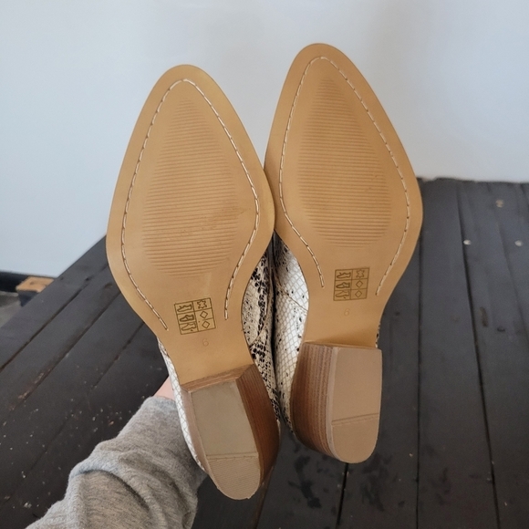 Journee Collection NWOT Jasmine Shooties Booties Women's 6 Snakeskin White Grey - Picture 6 of 7